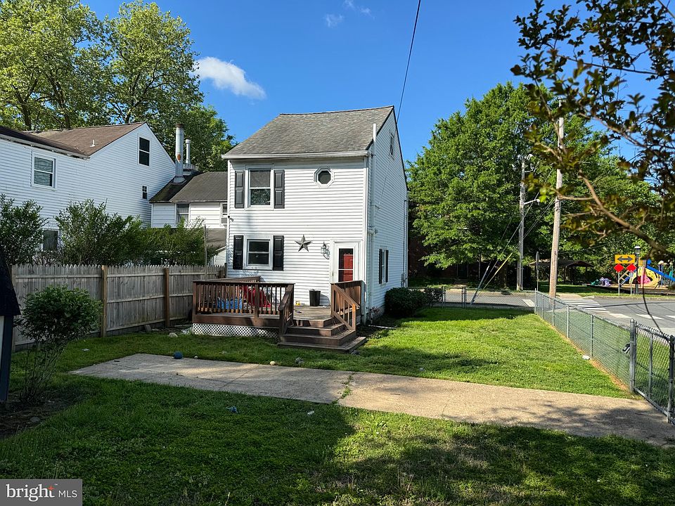 2nd image of 933 Gray St