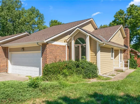 2306 Twin Oaks Dr, Harrisonville, MO 64701