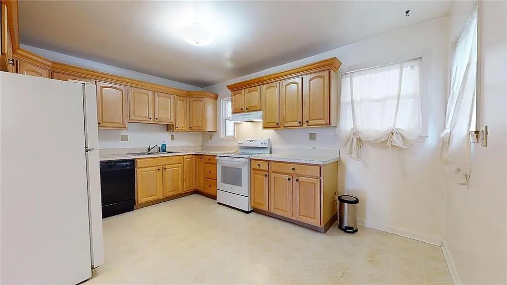3 bed, 1125 sqft, $2,300 — Photo 3