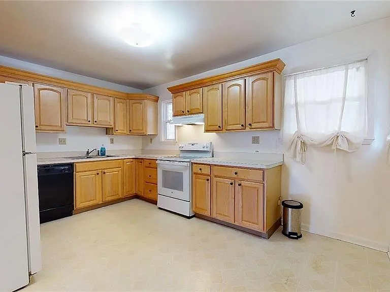 2331 W Washington St — Photo 3