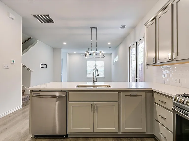 205 Athenia Dr — Photo 9