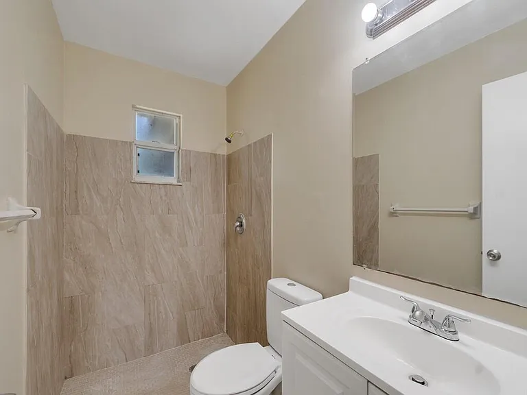 205 SW Voltair Ter — Photo 6