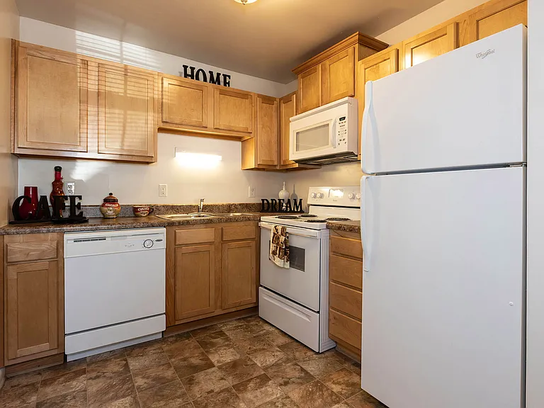 Newport Lake Apartments — Photo 9
