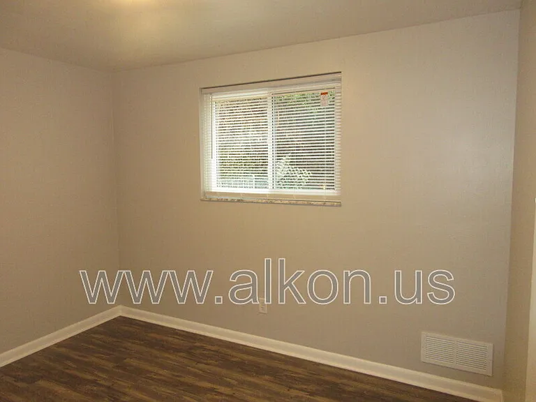 1097 Roseanne Ave — Photo 15
