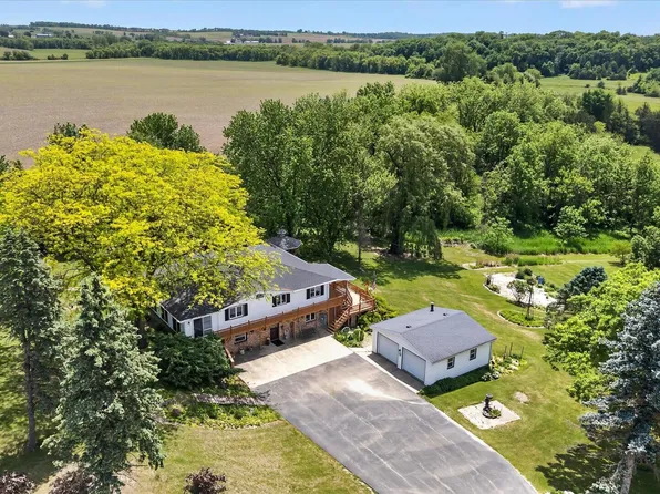 8443 E Farm School Rd, Rock City, IL 61070