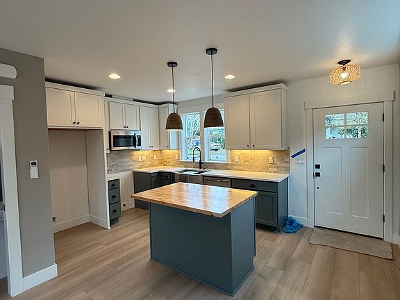 Kitchen, other view.