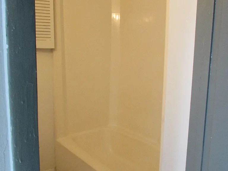 suite bathroom