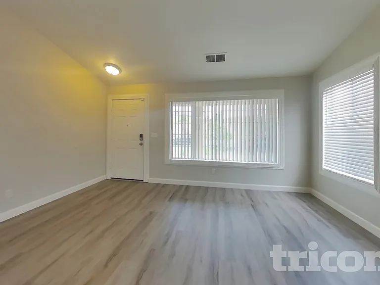 1436 Northwood Dr — Photo 2