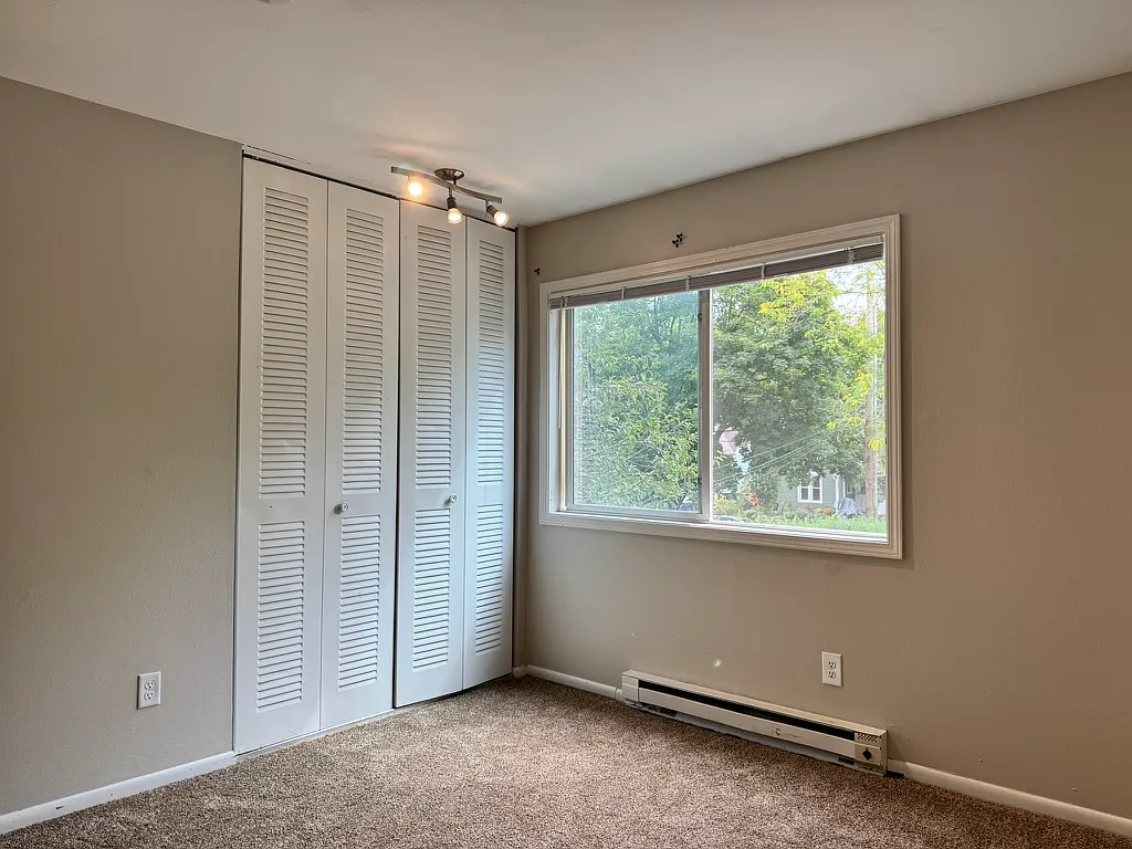 3 bed, 953 sqft, $2,100 — Photo 4