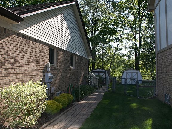 2nd image of 46320 Meadowview Dr