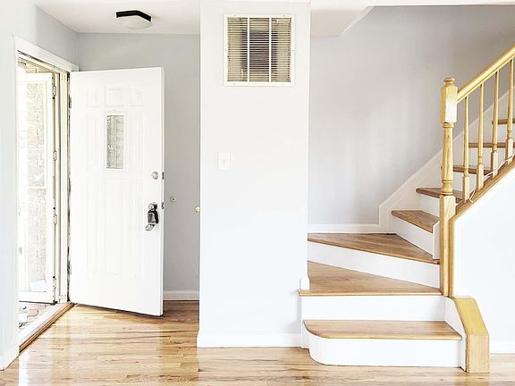 4th image of 928 Rockland Ave #2