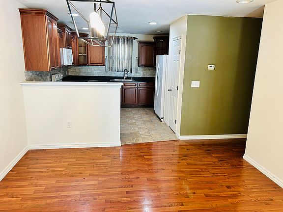 5th image of 49 Fuller Cir