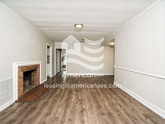 1366500_003_living_room_13980777.jpg