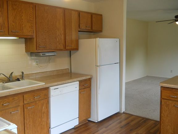 3rd image of 1009 Colonial Dr