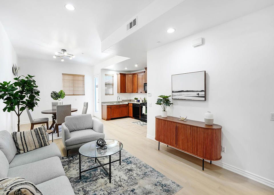 1st image of 41 N Oak Ave Unit 6