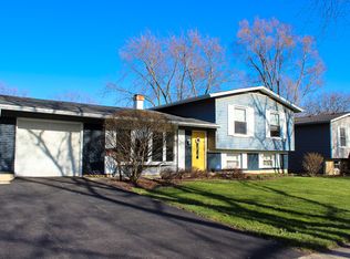 7913 Kingsbury Dr, Hanover Park, IL