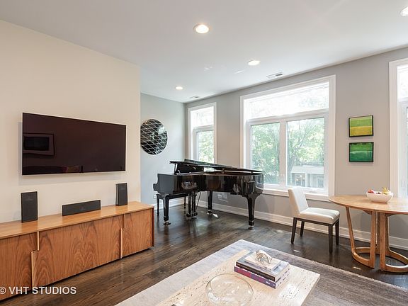 3rd image of 822 W Buckingham Pl #201