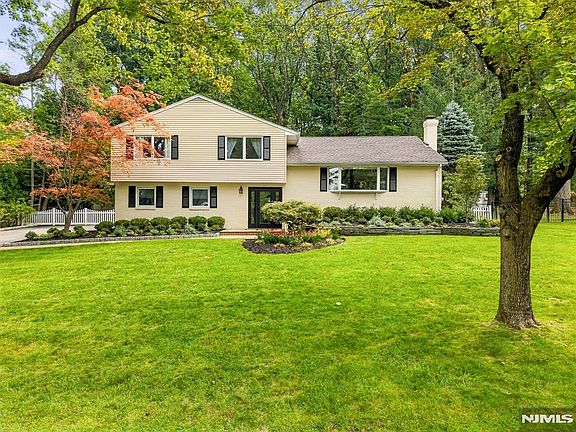3rd image of 7 Ravine Drive