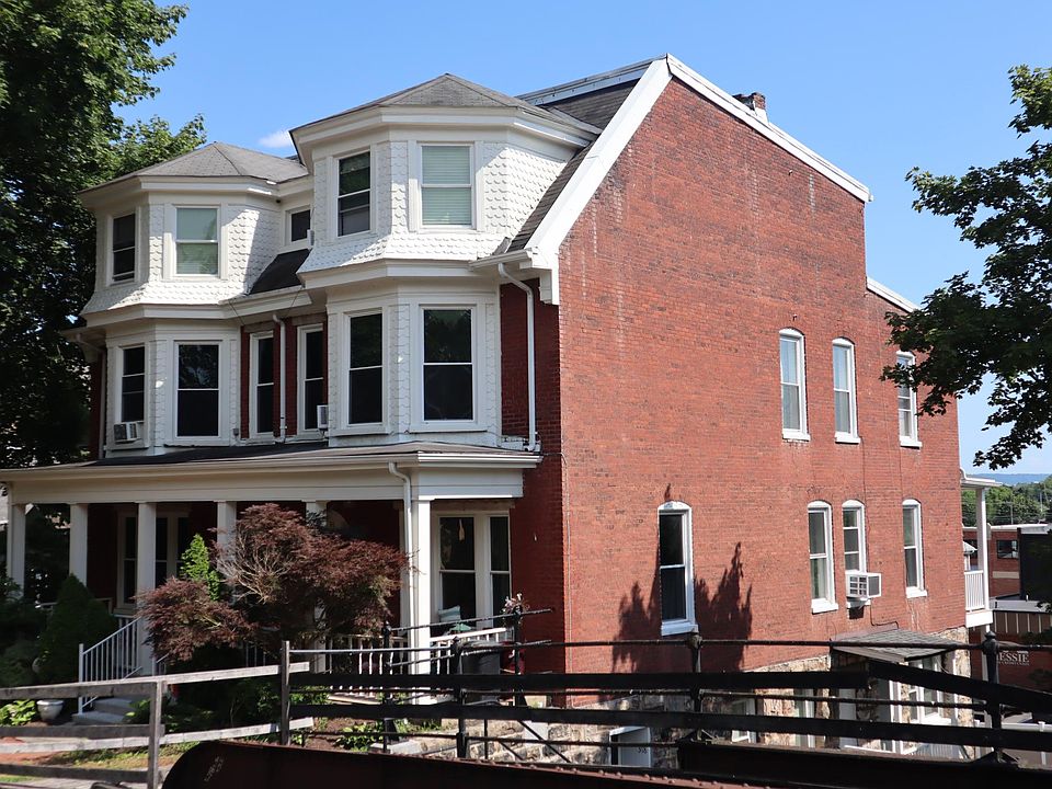 Exterior (apt is on the right side)