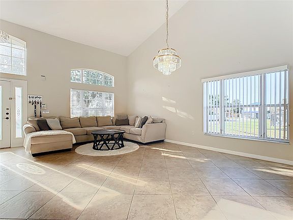 3rd image of 124 Cassia Dr