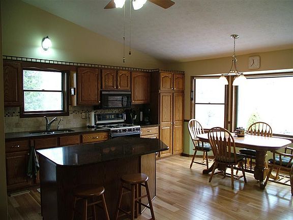 5th image of 6000 Queen Oaks Dr