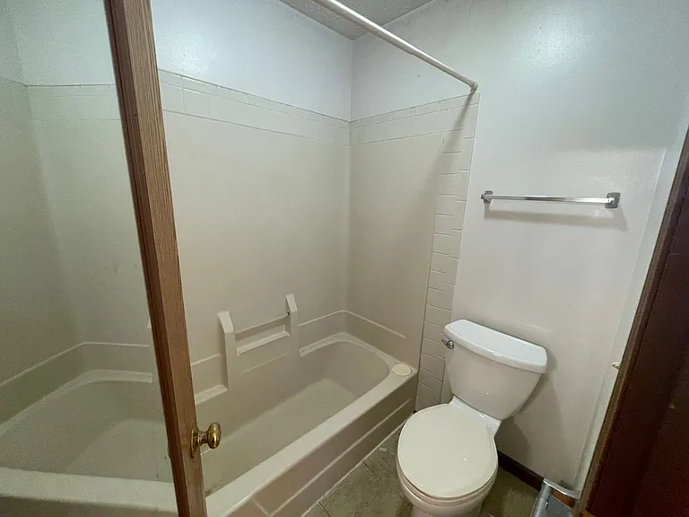 Leslie Manor Apartments — Photo 8