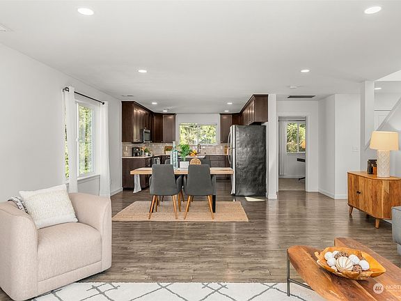 4th image of 15302 4th Avenue E