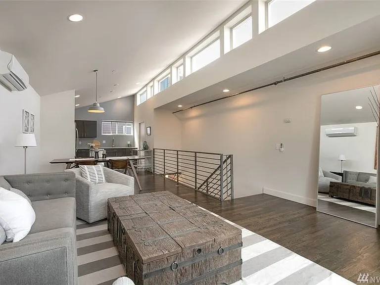 2405 Harbor Ave SW — Photo 8
