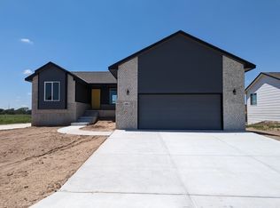 242 Summer Ct, Newton, KS 67114