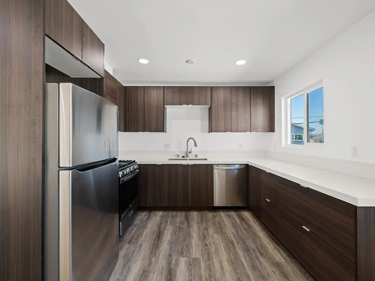 3 bed, 1200 sqft, $3,695 — Photo 3