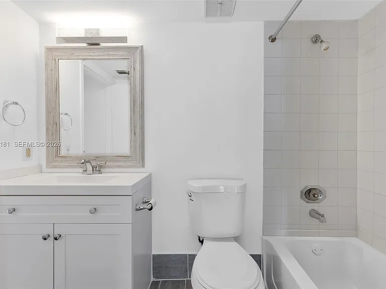 7601 E Treasure Dr #506 — Photo 18