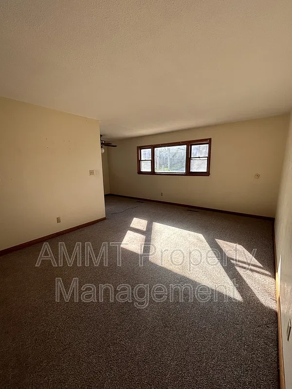 2 bed, 1.0 bath, 878 sqft, $890 — Photo 1