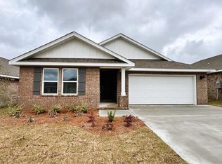 4716 Airmen Dr, Crestview, FL 32539