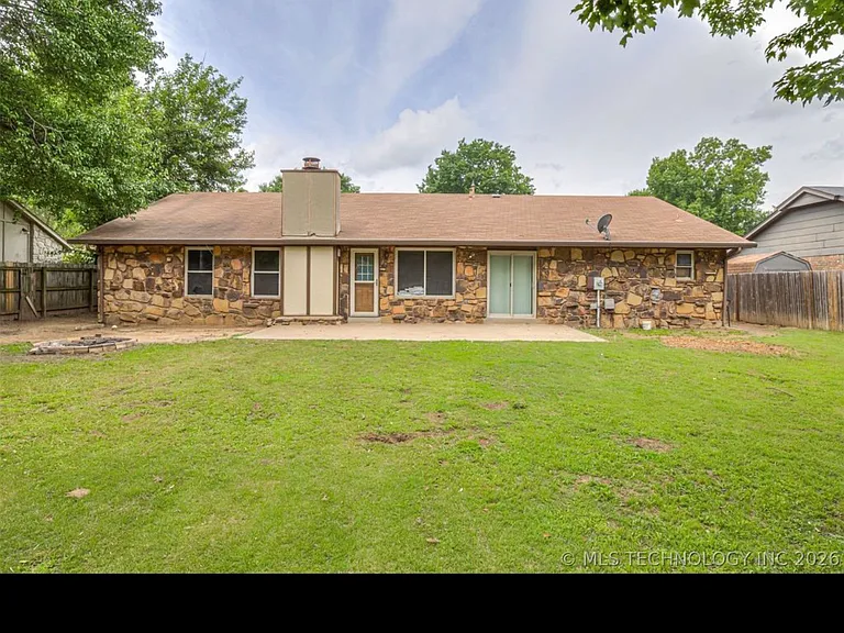 205 Fox Run Cir — Photo 2