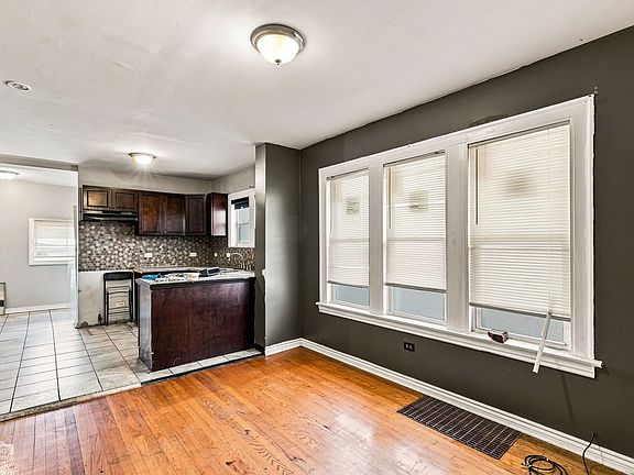 5th image of 610 E 87th Pl