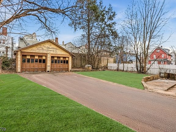 5th image of 166 Maple Ave