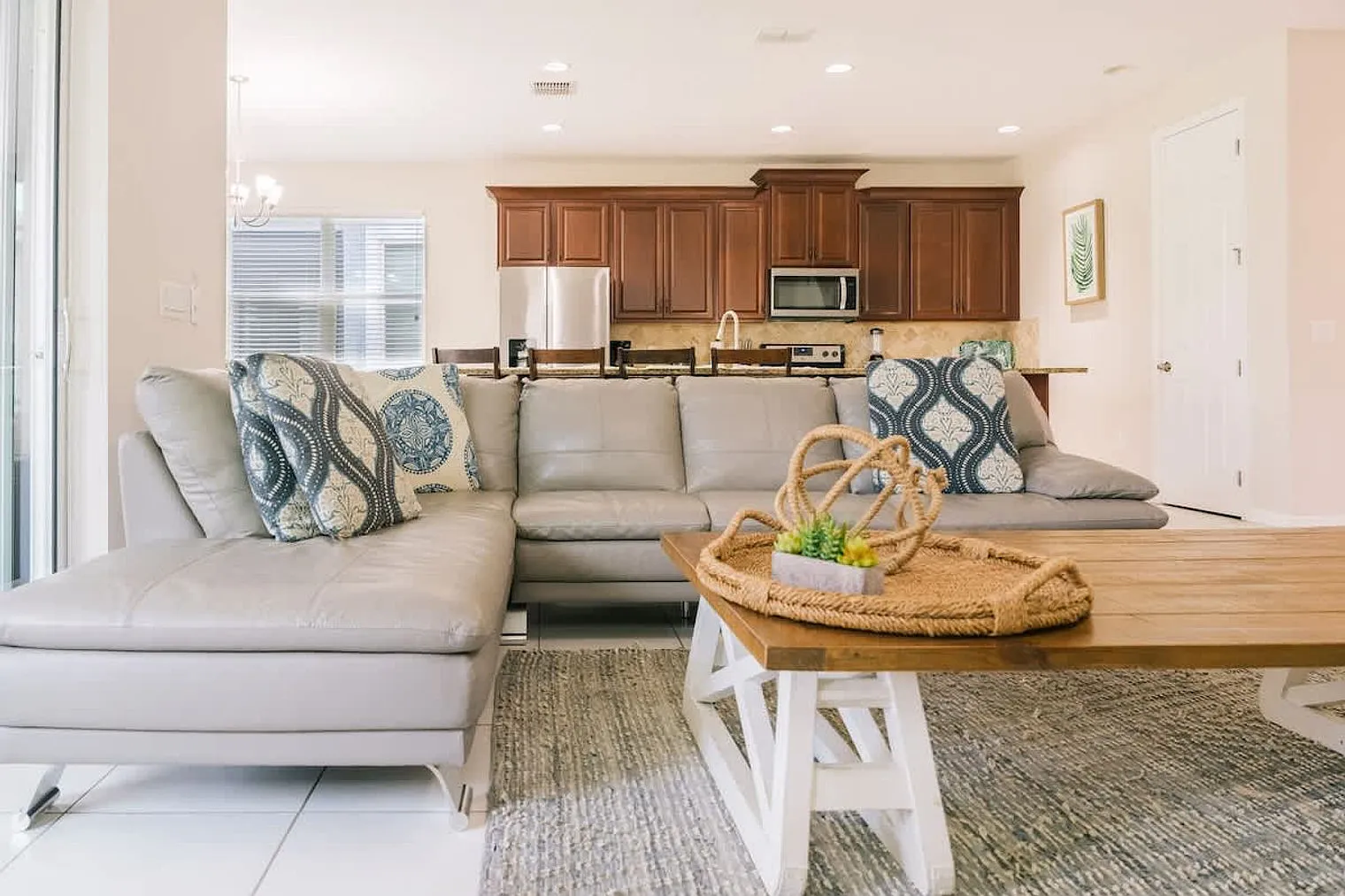 6 bed, 4.0 bath, 3229 sqft, $7,974 — Photo 3