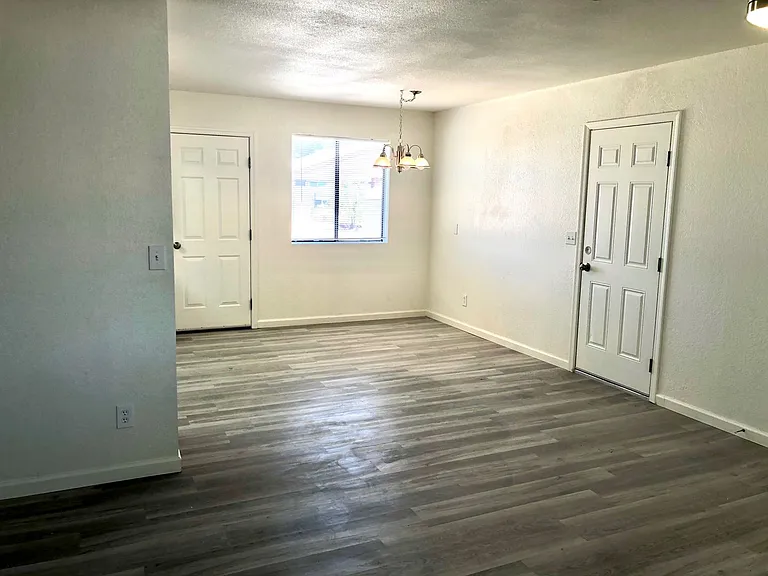 2715 Lillie Ave — Photo 5