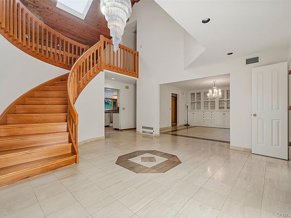 4th image of 2054 Quaker Ridge Road