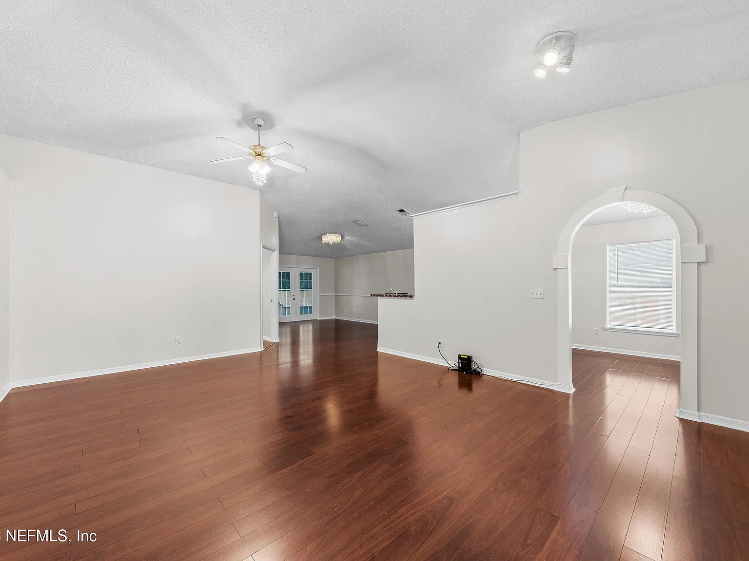 3 bed, 2.0 bath, 1632 sqft, $2,400 — Photo 3