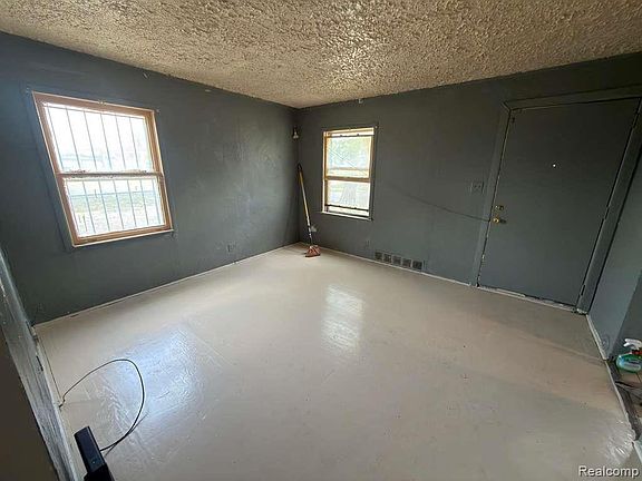 4th image of 8667 Ashton Ave