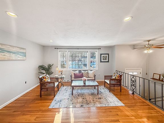 3rd image of 10 Thoreau Rd