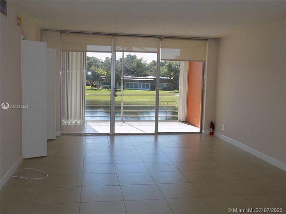 5th image of 3621 Oaks Clubhouse Dr APT 204