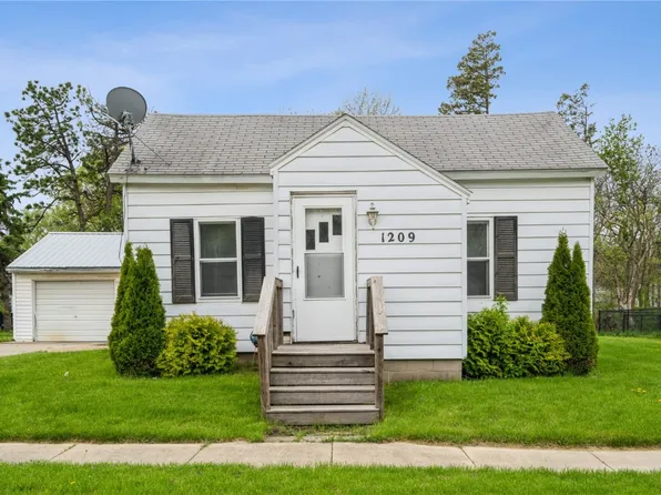 1209 Franklin St, Center Point, IA 52213