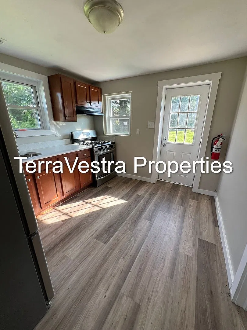 4 Bed Single Family house in Glassboro! Eligible for $500 Security Deposit & Discounted Internet! — Photo 3