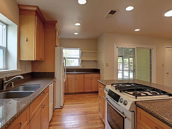 4th image of 2165 Stacia Way
