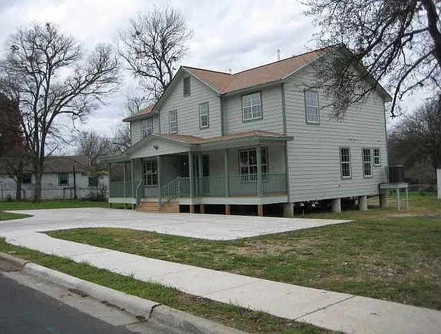 1228 Eleanor Dr - B — Photo 4