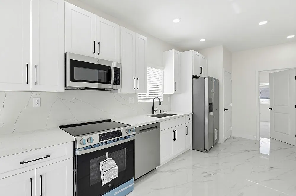 3 bed, 845 sqft, $3,150 — Photo 4