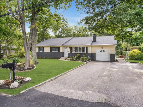 26 Williams Avenue, Holtsville, NY 11742