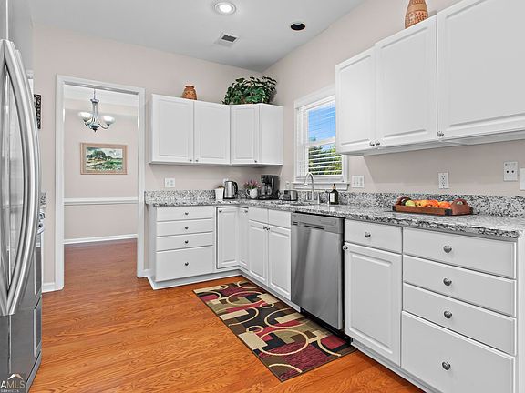 3rd image of 304 Fairbrook Cir NE